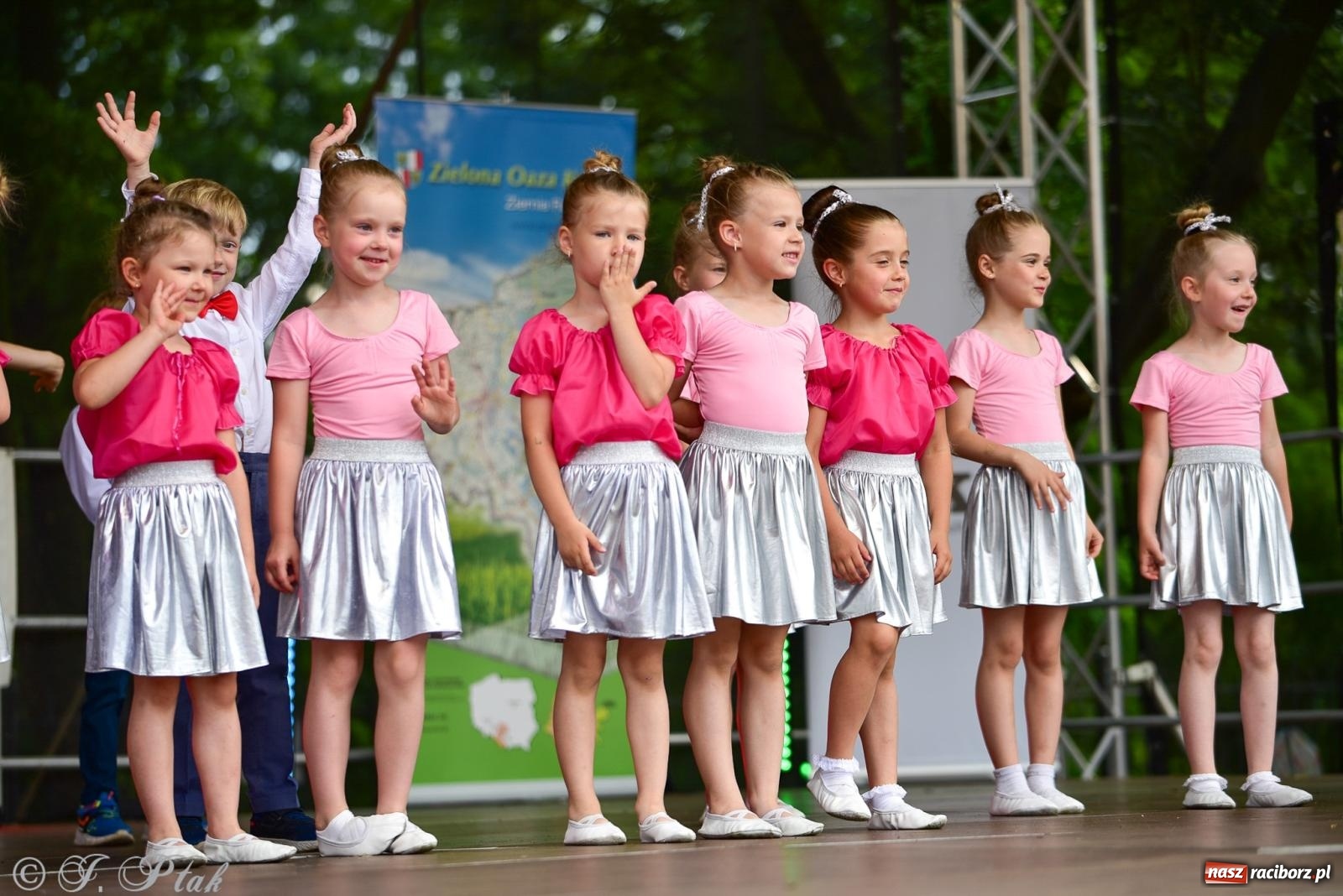 Zdjęcie w galerii na portalu naszraciborz.pl: Taneczne podsumowanie roku szkolnego na zamku w Raciborzu [FOTO i WIDEO] wiadomości z regionu