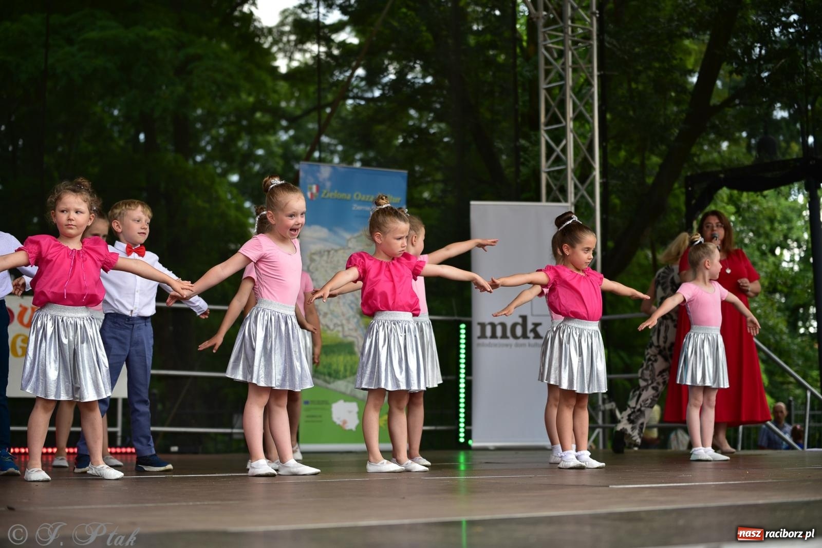 Zdjęcie w galerii na portalu naszraciborz.pl: Taneczne podsumowanie roku szkolnego na zamku w Raciborzu [FOTO i WIDEO] wiadomości z regionu