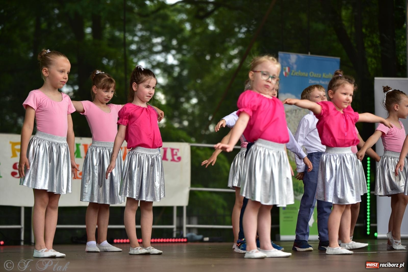 Zdjęcie w galerii na portalu naszraciborz.pl: Taneczne podsumowanie roku szkolnego na zamku w Raciborzu [FOTO i WIDEO] wiadomości z regionu