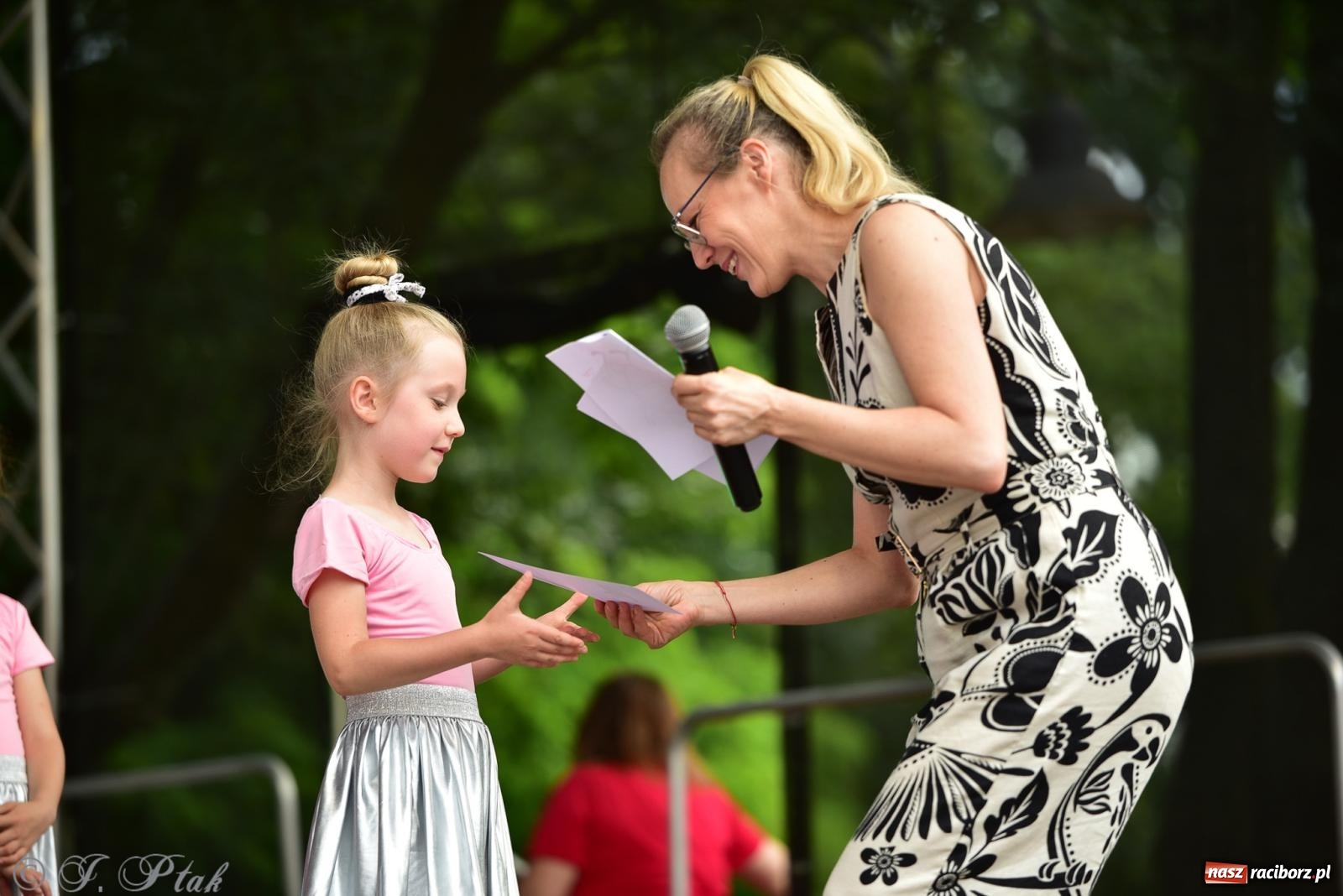 Zdjęcie w galerii na portalu naszraciborz.pl: Taneczne podsumowanie roku szkolnego na zamku w Raciborzu [FOTO i WIDEO] wiadomości z regionu