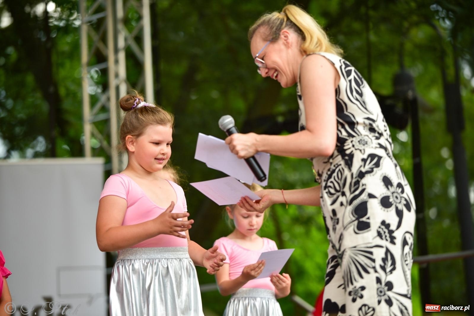 Zdjęcie w galerii na portalu naszraciborz.pl: Taneczne podsumowanie roku szkolnego na zamku w Raciborzu [FOTO i WIDEO] wiadomości z regionu
