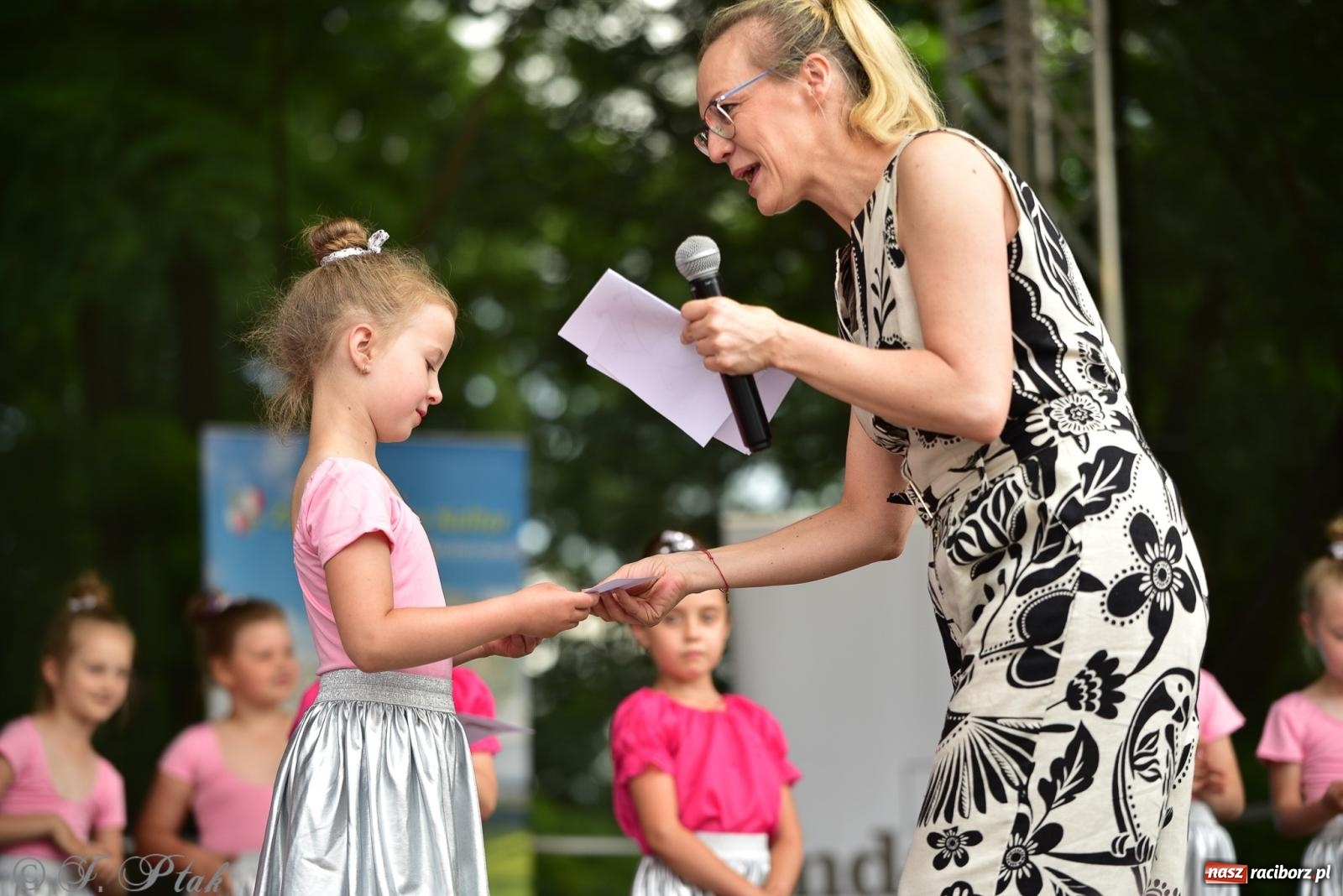Zdjęcie w galerii na portalu naszraciborz.pl: Taneczne podsumowanie roku szkolnego na zamku w Raciborzu [FOTO i WIDEO] wiadomości z regionu