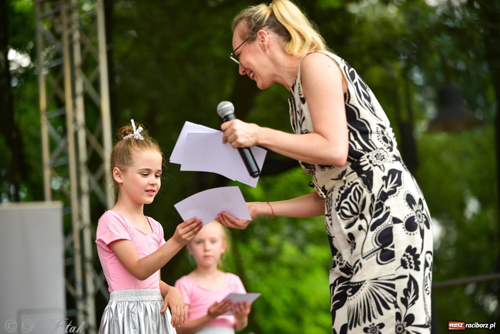 Zdjęcie w galerii na portalu naszraciborz.pl: Taneczne podsumowanie roku szkolnego na zamku w Raciborzu [FOTO i WIDEO] wiadomości z regionu