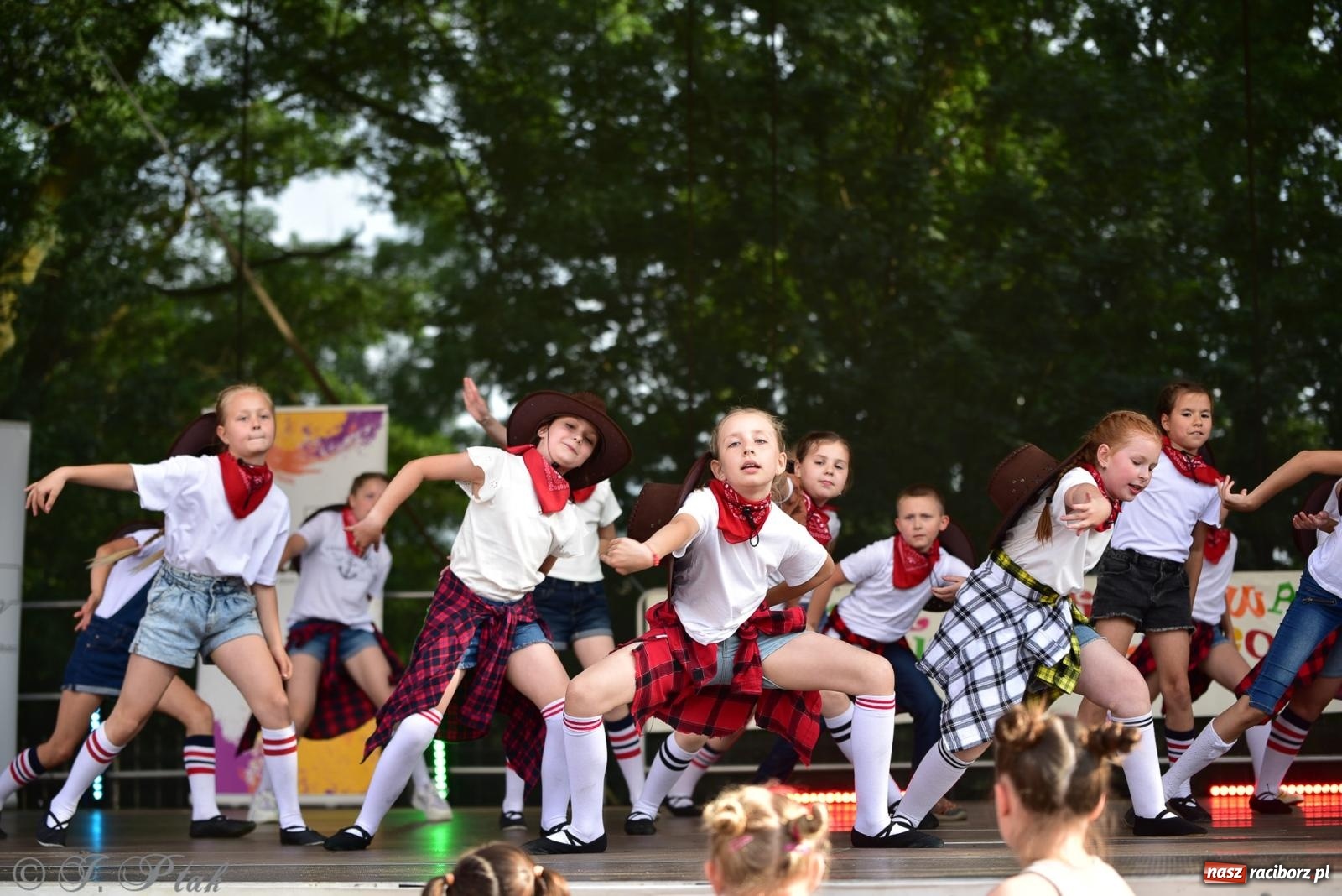 Zdjęcie w galerii na portalu naszraciborz.pl: Taneczne podsumowanie roku szkolnego na zamku w Raciborzu [FOTO i WIDEO] wiadomości z regionu
