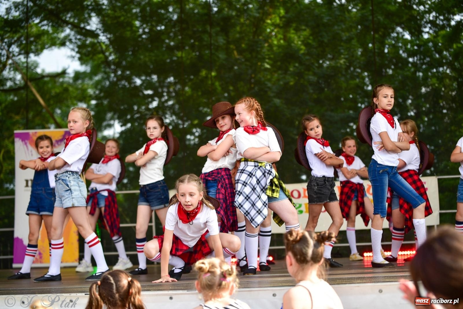 Zdjęcie w galerii na portalu naszraciborz.pl: Taneczne podsumowanie roku szkolnego na zamku w Raciborzu [FOTO i WIDEO] wiadomości z regionu