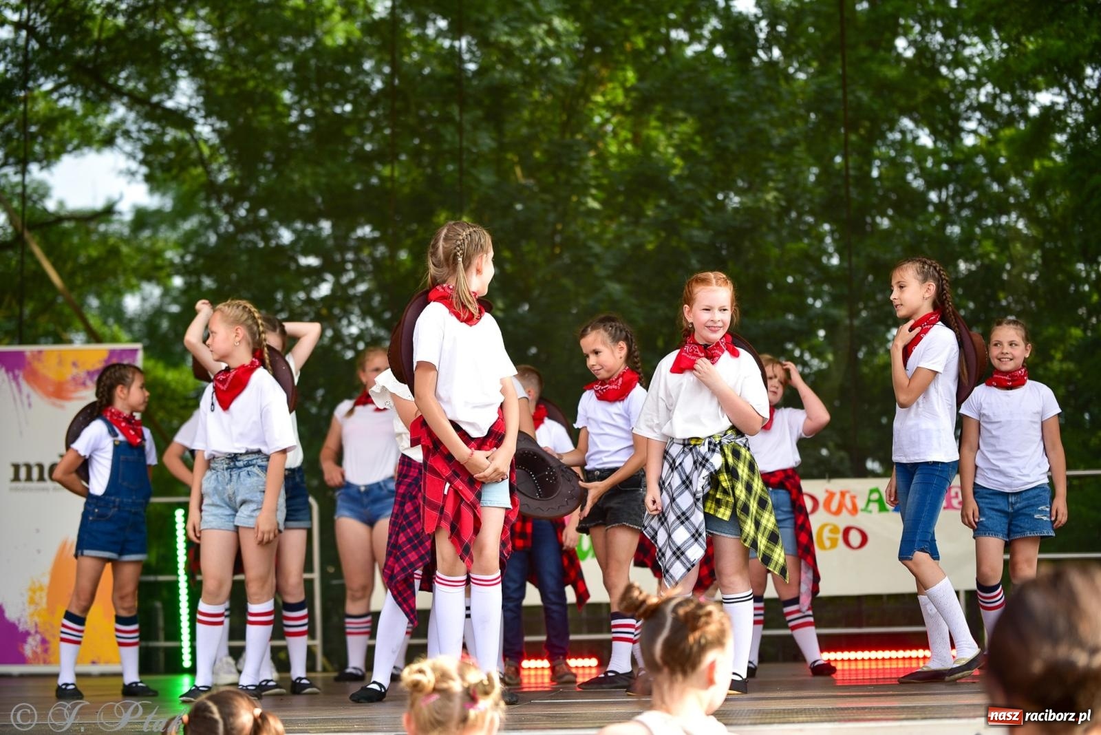 Zdjęcie w galerii na portalu naszraciborz.pl: Taneczne podsumowanie roku szkolnego na zamku w Raciborzu [FOTO i WIDEO] wiadomości z regionu