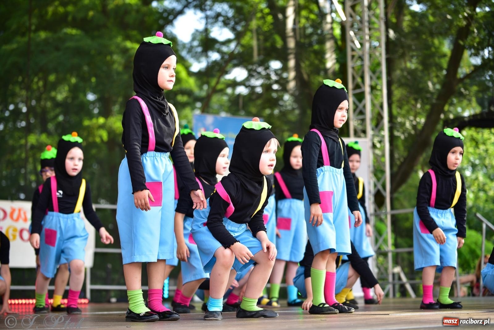 Zdjęcie w galerii na portalu naszraciborz.pl: Taneczne podsumowanie roku szkolnego na zamku w Raciborzu [FOTO i WIDEO] wiadomości z regionu