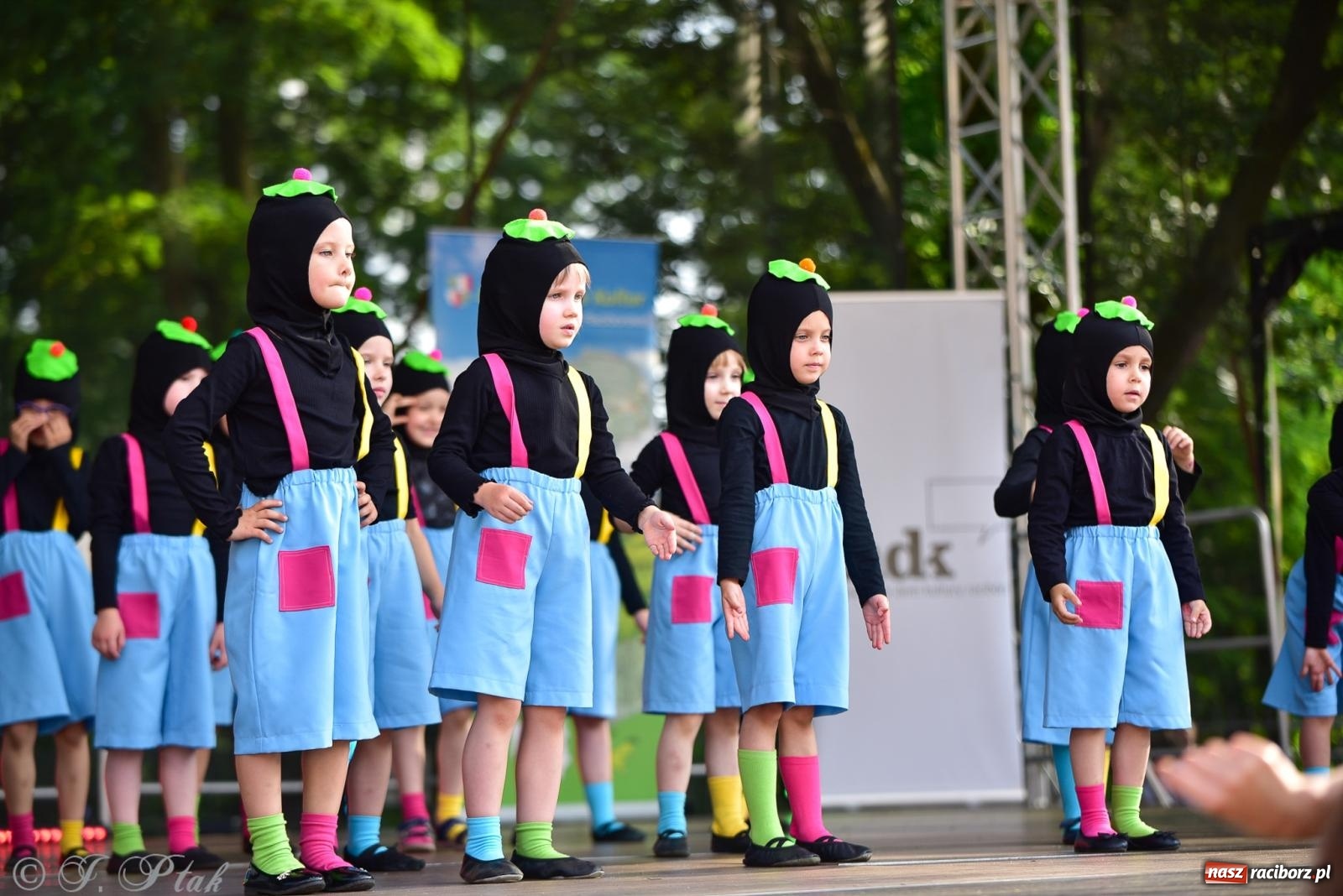 Zdjęcie w galerii na portalu naszraciborz.pl: Taneczne podsumowanie roku szkolnego na zamku w Raciborzu [FOTO i WIDEO] wiadomości z regionu