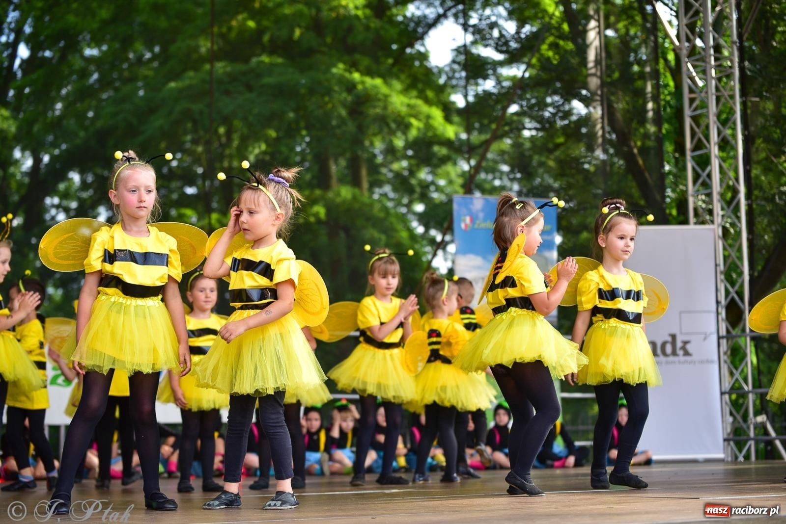 Zdjęcie w galerii na portalu naszraciborz.pl: Taneczne podsumowanie roku szkolnego na zamku w Raciborzu [FOTO i WIDEO] wiadomości z regionu