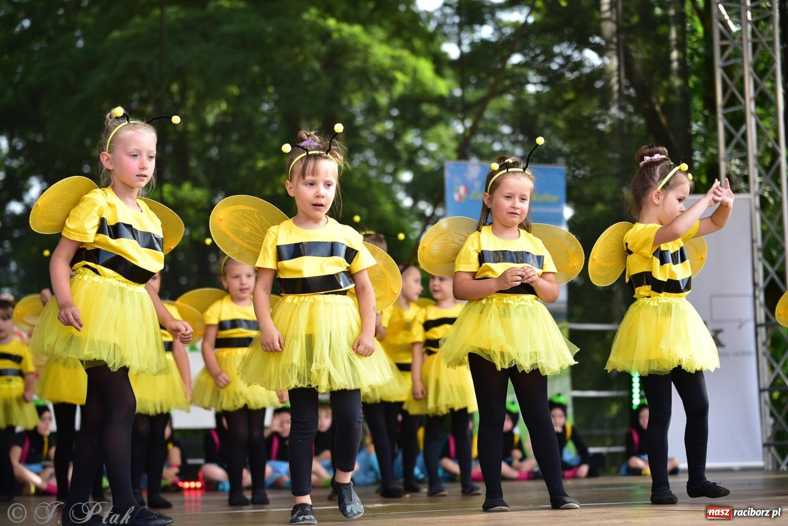 Zdjęcie w galerii na portalu naszraciborz.pl: Taneczne podsumowanie roku szkolnego na zamku w Raciborzu [FOTO i WIDEO] wiadomości z regionu