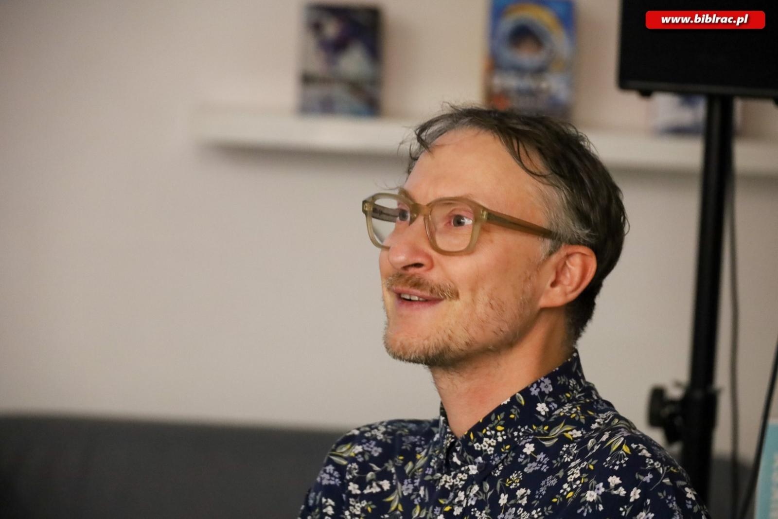 Zdjęcie w galerii na portalu naszraciborz.pl: Bariery są tylko w głowie – Michał Woroch w Bibliotece wiadomości z regionu