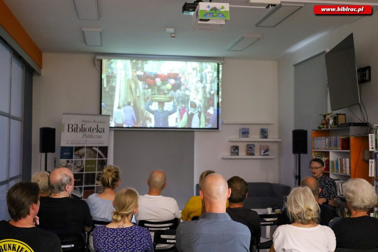 Zdjęcie w galerii na portalu naszraciborz.pl: Bariery są tylko w głowie – Michał Woroch w Bibliotece wiadomości z regionu
