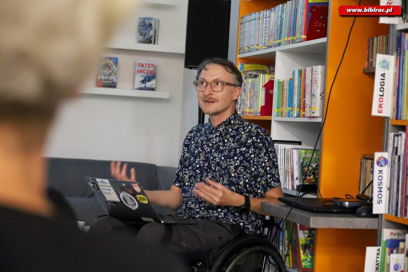 Zdjęcie w galerii na portalu naszraciborz.pl: Bariery są tylko w głowie – Michał Woroch w Bibliotece wiadomości z regionu