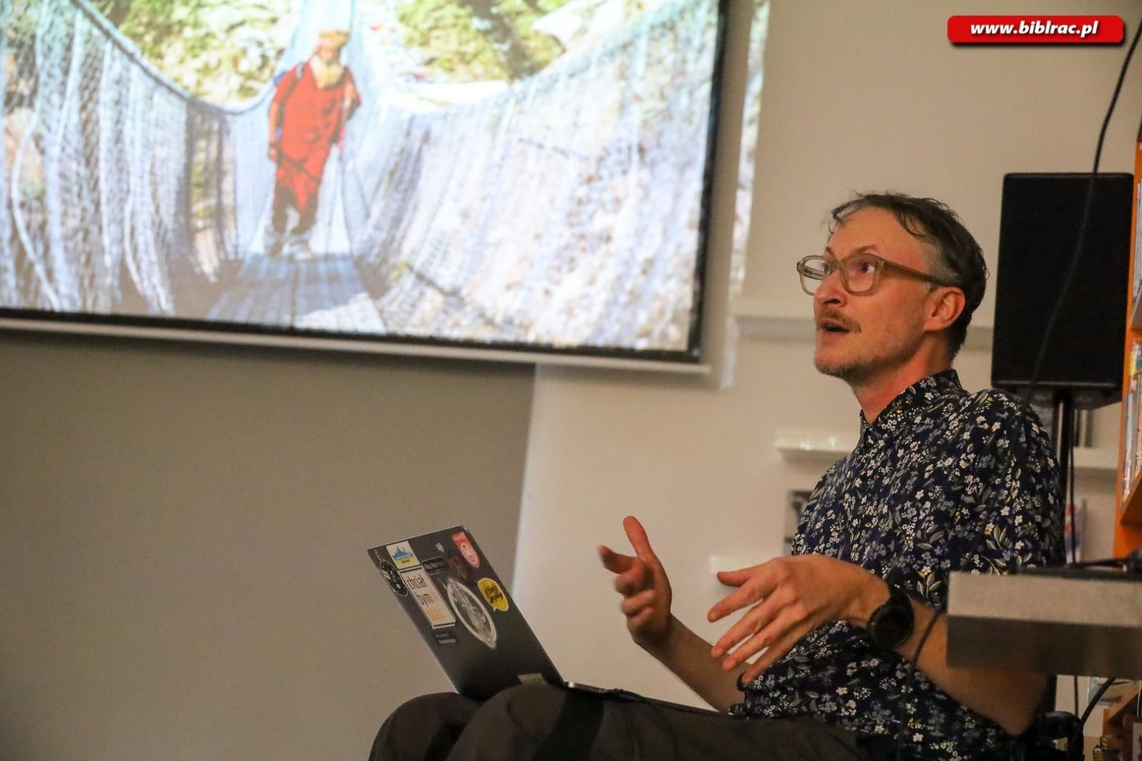 Zdjęcie w galerii na portalu naszraciborz.pl: Bariery są tylko w głowie – Michał Woroch w Bibliotece wiadomości z regionu