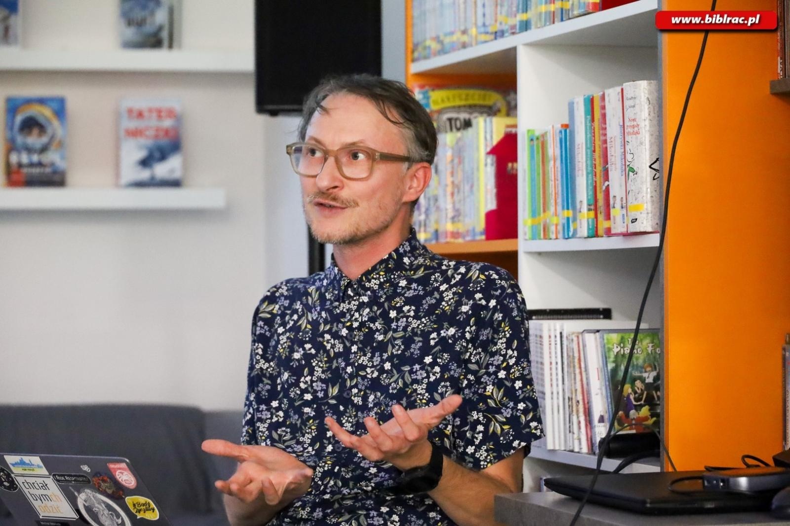 Zdjęcie w galerii na portalu naszraciborz.pl: Bariery są tylko w głowie – Michał Woroch w Bibliotece wiadomości z regionu