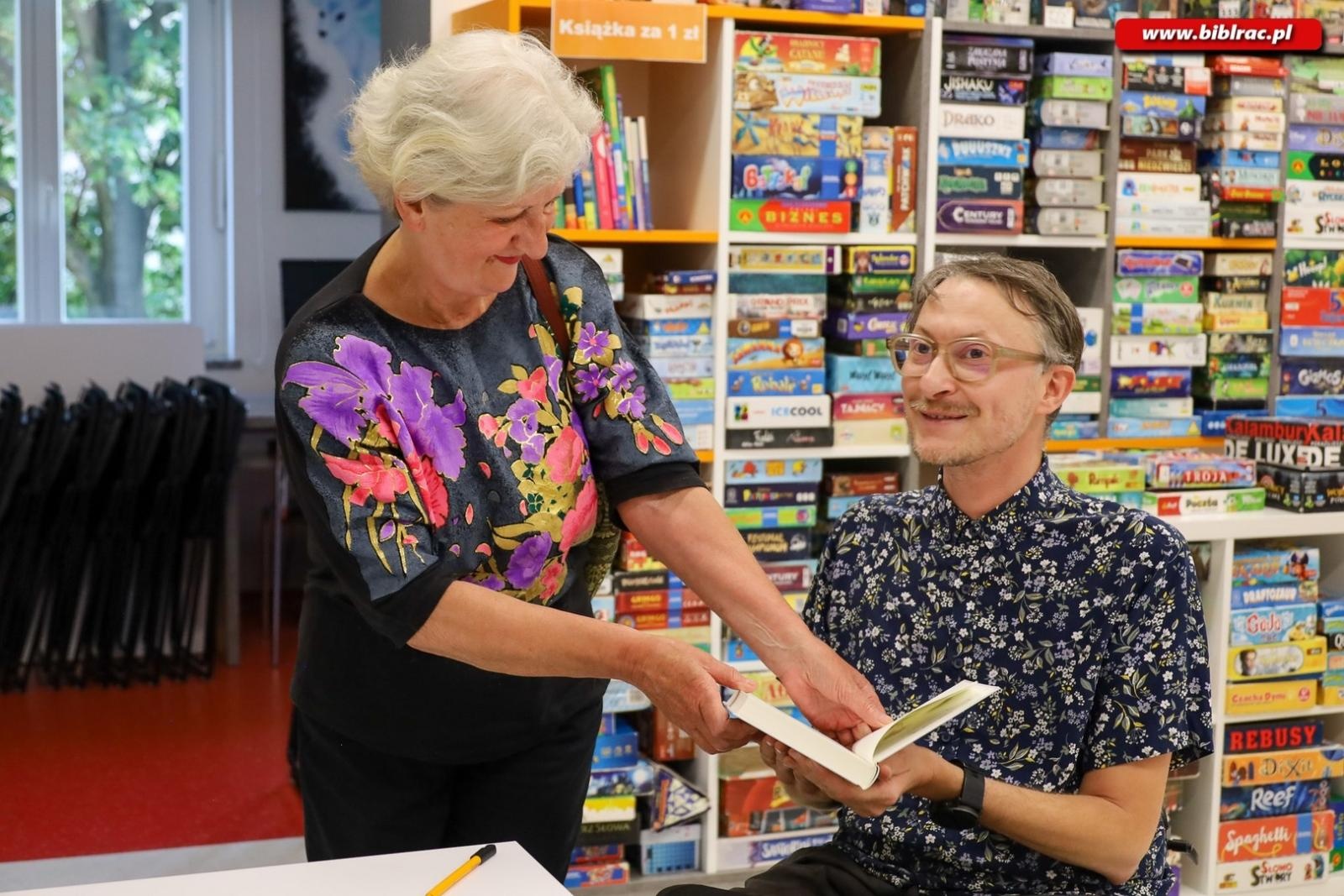 Zdjęcie w galerii na portalu naszraciborz.pl: Bariery są tylko w głowie – Michał Woroch w Bibliotece wiadomości z regionu