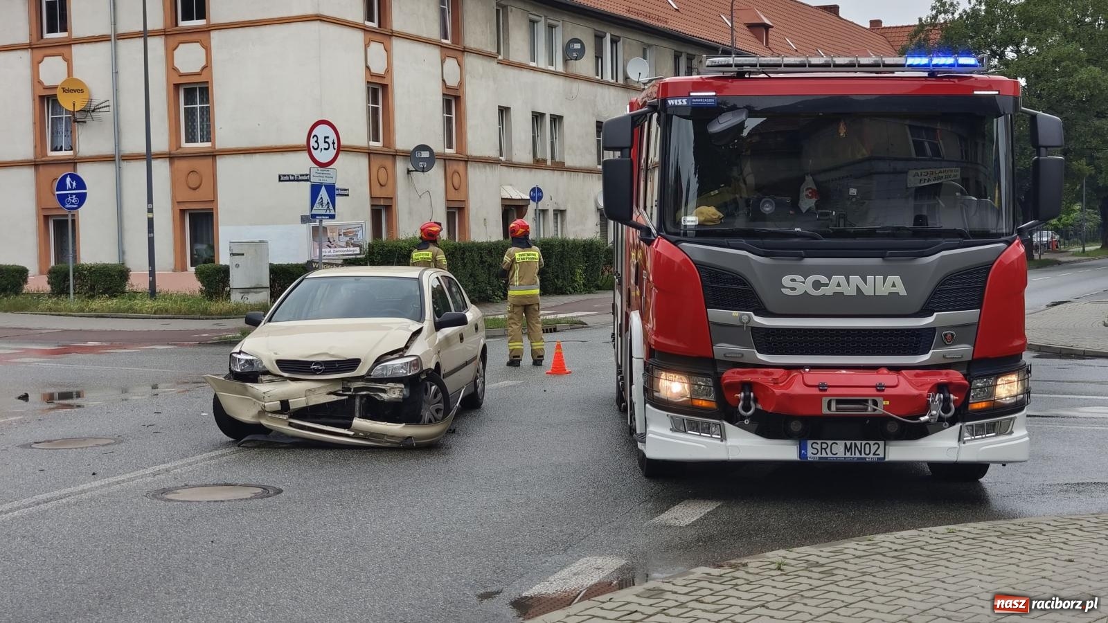 Zdjęcie w galerii na portalu naszraciborz.pl: Opel i BWM zderzyły się na skrzyżowaniu Kościuszki-Eichendorffa [FOTO] wiadomości z regionu