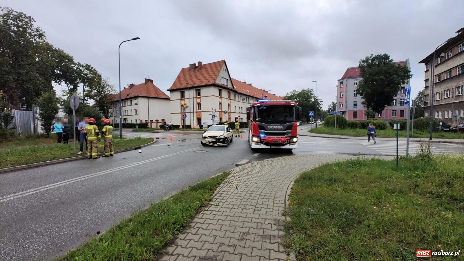 Zdjęcie w galerii na portalu naszraciborz.pl: Opel i BWM zderzyły się na skrzyżowaniu Kościuszki-Eichendorffa [FOTO] wiadomości z regionu