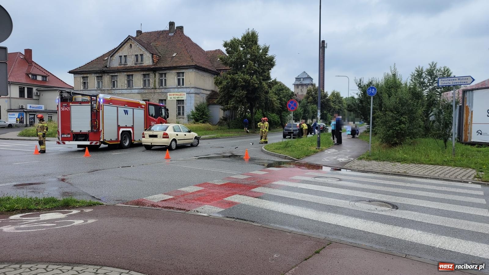 Zdjęcie w galerii na portalu naszraciborz.pl: Opel i BWM zderzyły się na skrzyżowaniu Kościuszki-Eichendorffa [FOTO] wiadomości z regionu