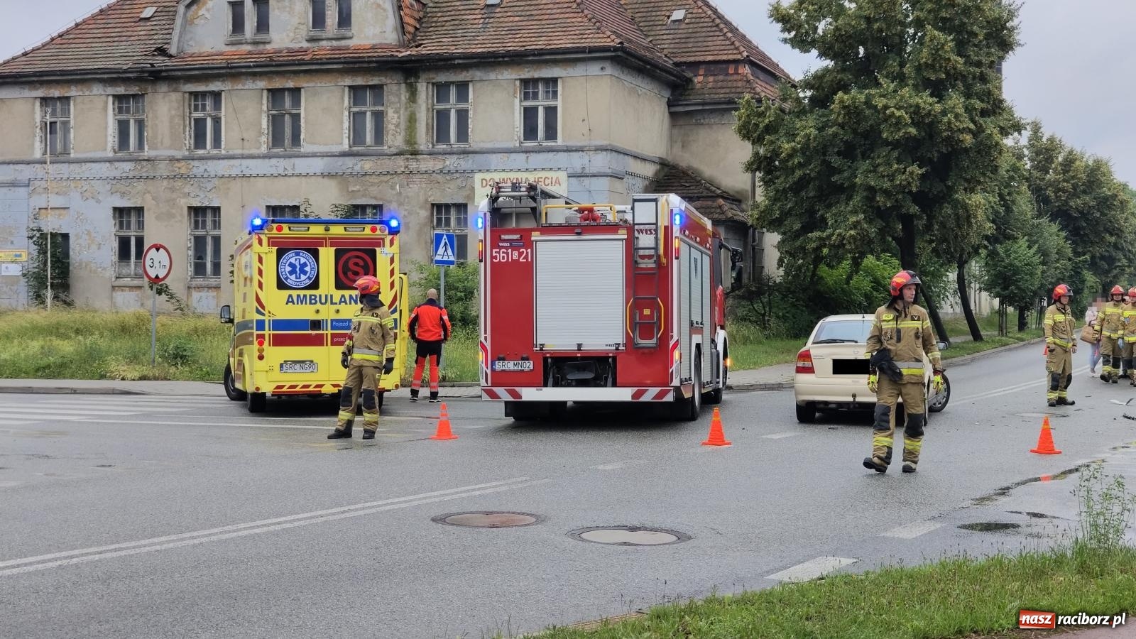 Zdjęcie w galerii na portalu naszraciborz.pl: Opel i BWM zderzyły się na skrzyżowaniu Kościuszki-Eichendorffa [FOTO] wiadomości z regionu