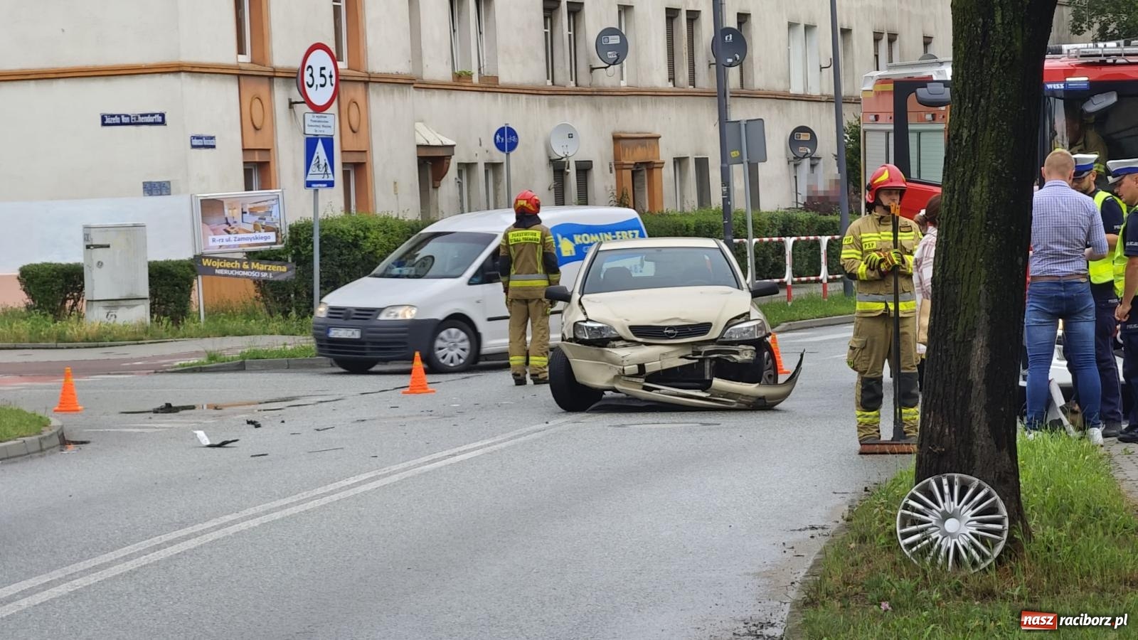 Zdjęcie w galerii na portalu naszraciborz.pl: Opel i BWM zderzyły się na skrzyżowaniu Kościuszki-Eichendorffa [FOTO] wiadomości z regionu