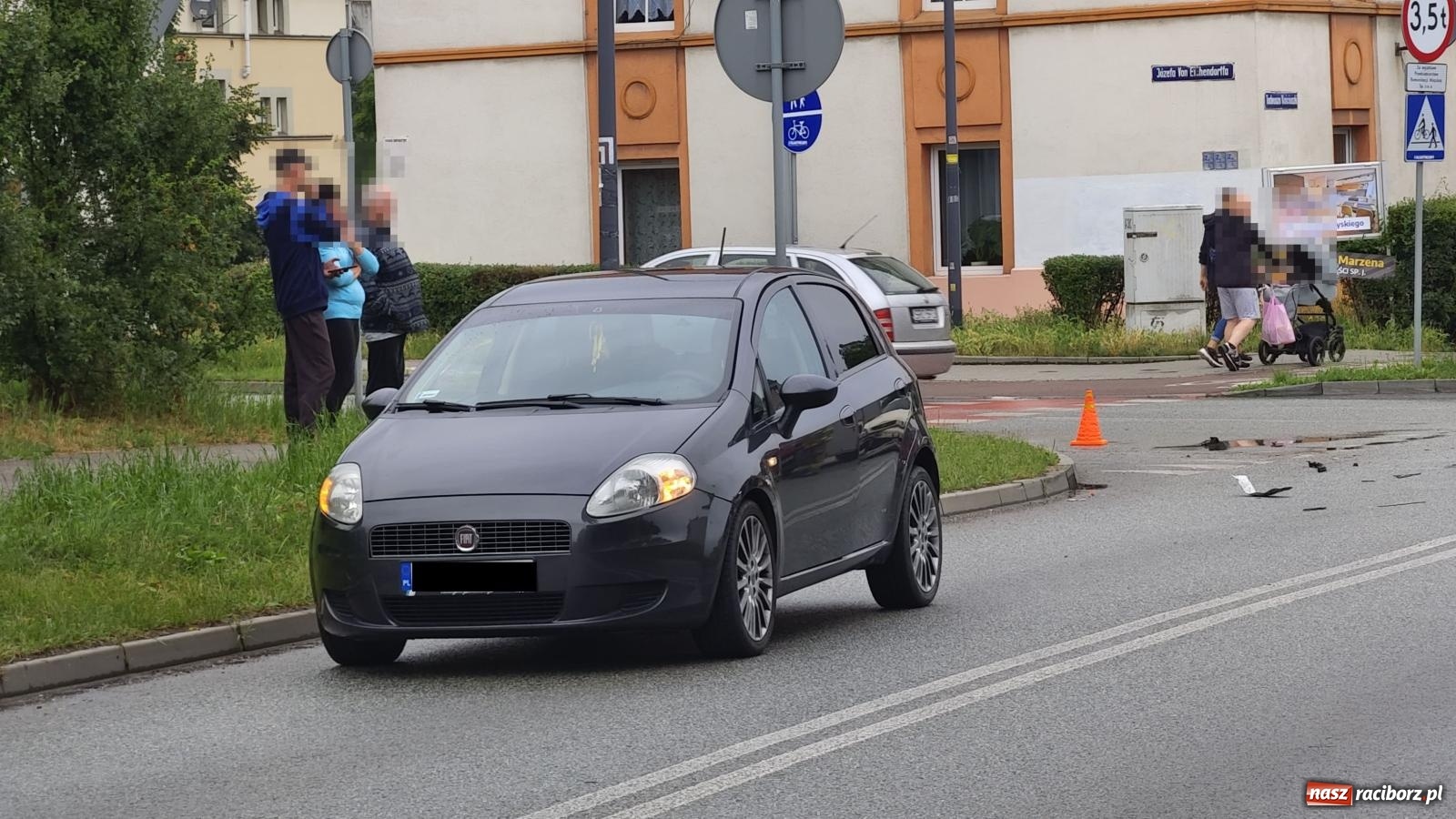 Zdjęcie w galerii na portalu naszraciborz.pl: Opel i BWM zderzyły się na skrzyżowaniu Kościuszki-Eichendorffa [FOTO] wiadomości z regionu