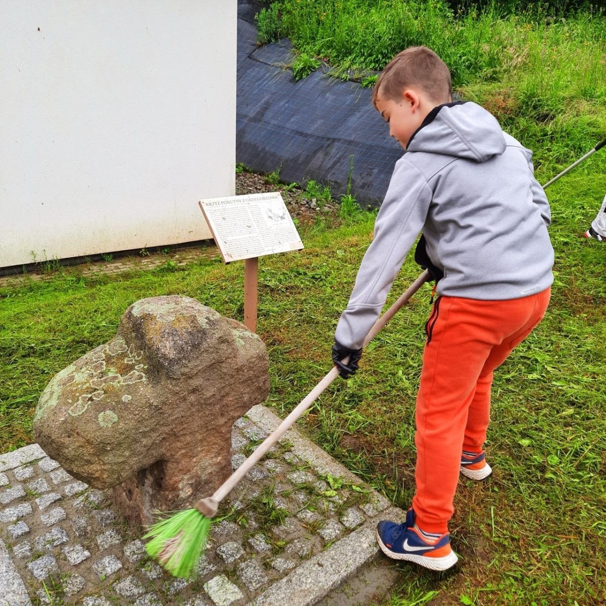 Zdjęcie w galerii na portalu naszraciborz.pl: Krzyż pokutny z Grzegorzowic już w nowym miejscu wiadomości z regionu