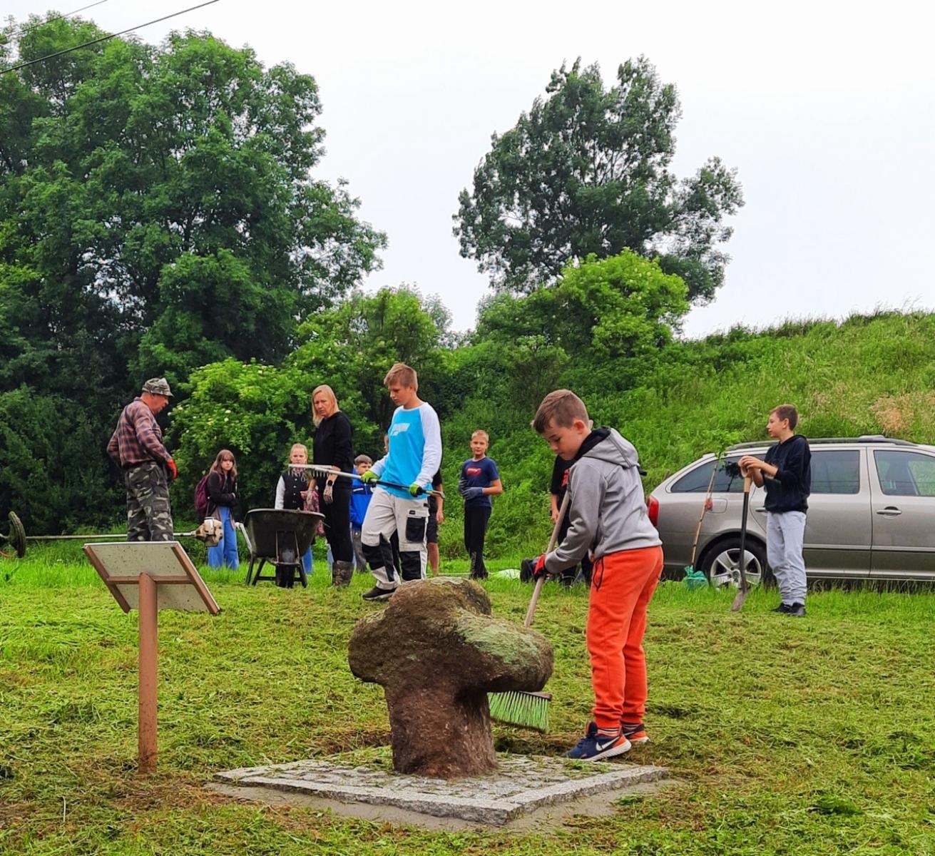 Zdjęcie w galerii na portalu naszraciborz.pl: Krzyż pokutny z Grzegorzowic już w nowym miejscu wiadomości z regionu