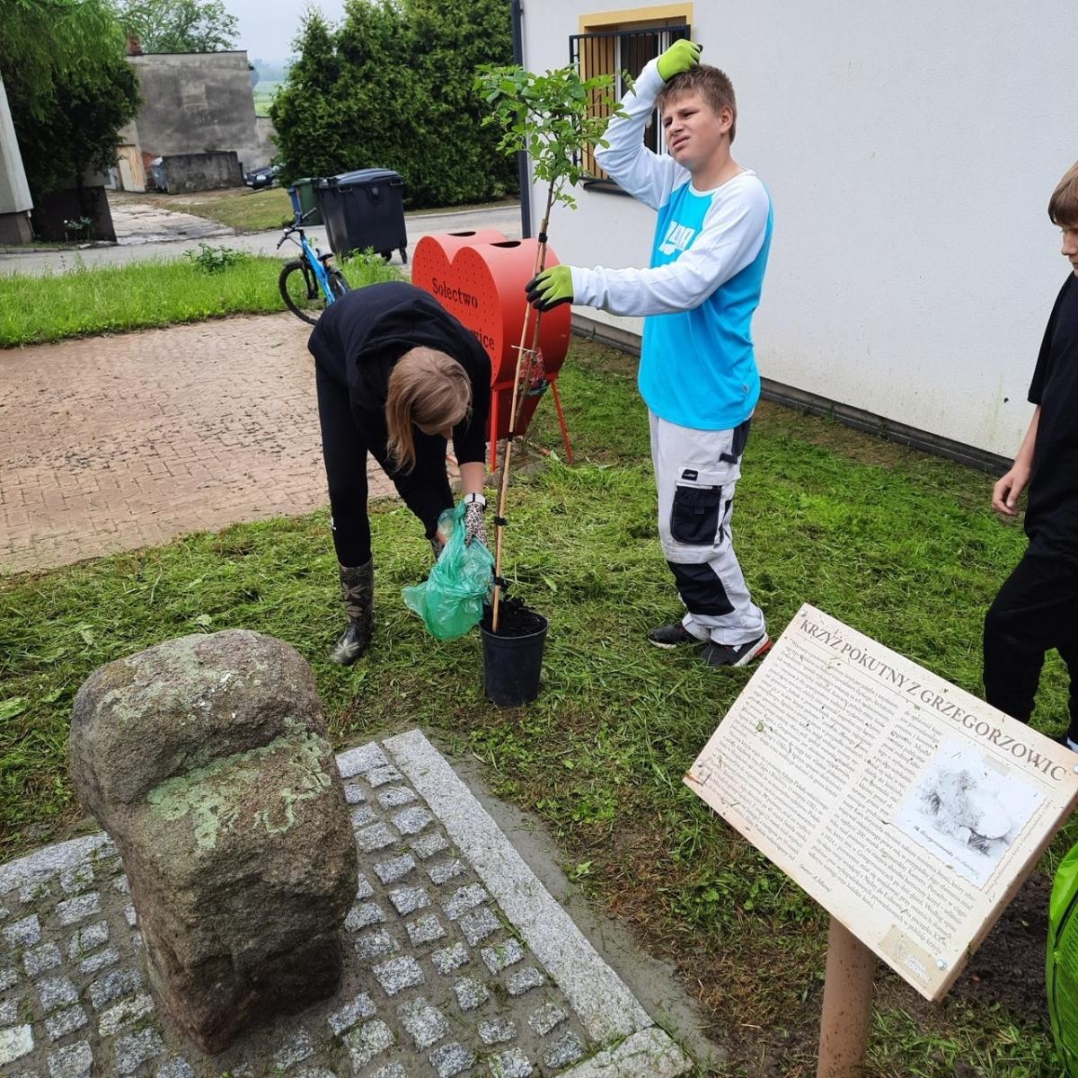 Zdjęcie w galerii na portalu naszraciborz.pl: Krzyż pokutny z Grzegorzowic już w nowym miejscu wiadomości z regionu