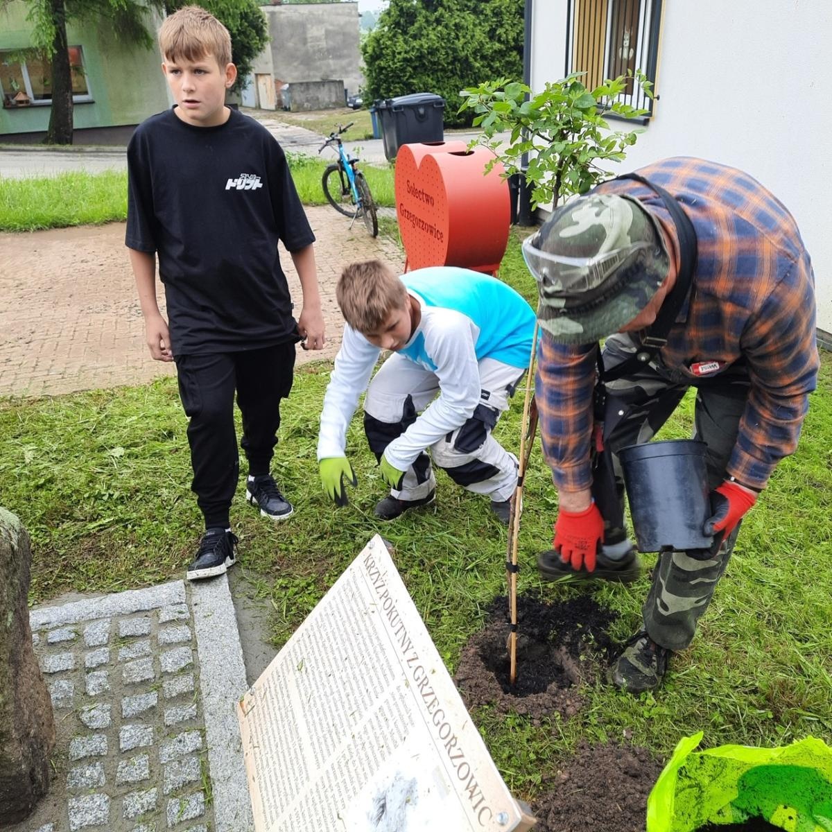 Zdjęcie w galerii na portalu naszraciborz.pl: Krzyż pokutny z Grzegorzowic już w nowym miejscu wiadomości z regionu