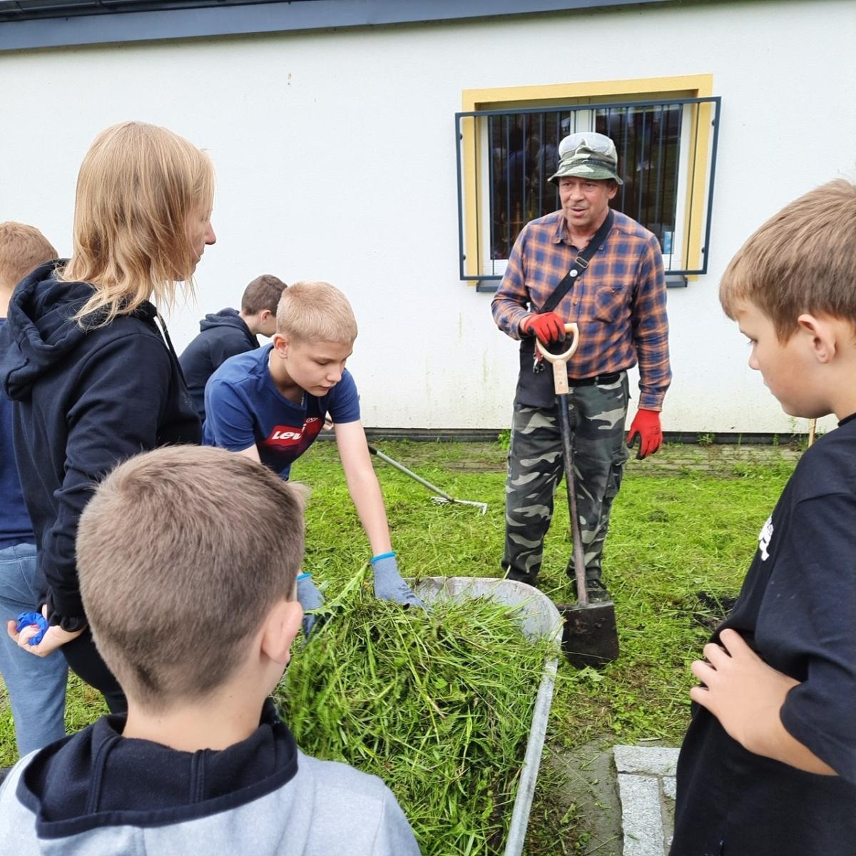 Zdjęcie w galerii na portalu naszraciborz.pl: Krzyż pokutny z Grzegorzowic już w nowym miejscu wiadomości z regionu