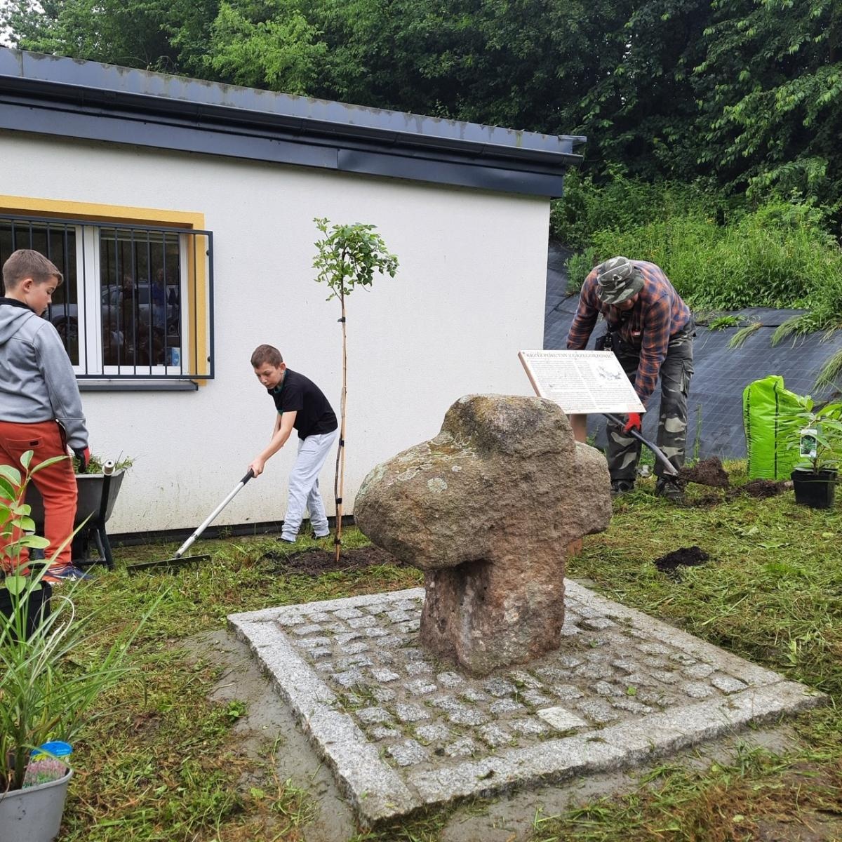 Zdjęcie w galerii na portalu naszraciborz.pl: Krzyż pokutny z Grzegorzowic już w nowym miejscu wiadomości z regionu