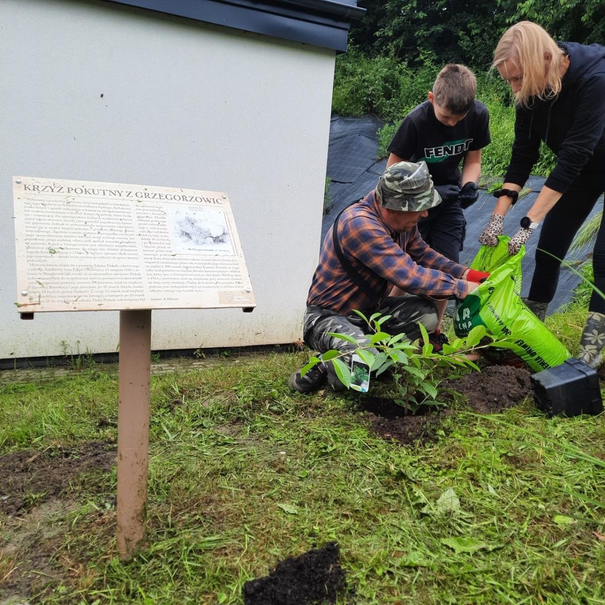 Zdjęcie w galerii na portalu naszraciborz.pl: Krzyż pokutny z Grzegorzowic już w nowym miejscu wiadomości z regionu