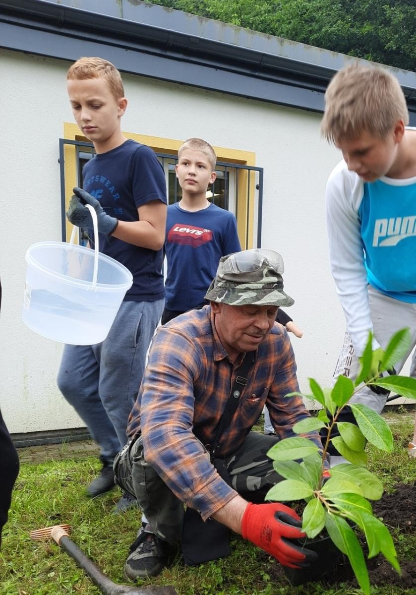Zdjęcie w galerii na portalu naszraciborz.pl: Krzyż pokutny z Grzegorzowic już w nowym miejscu wiadomości z regionu