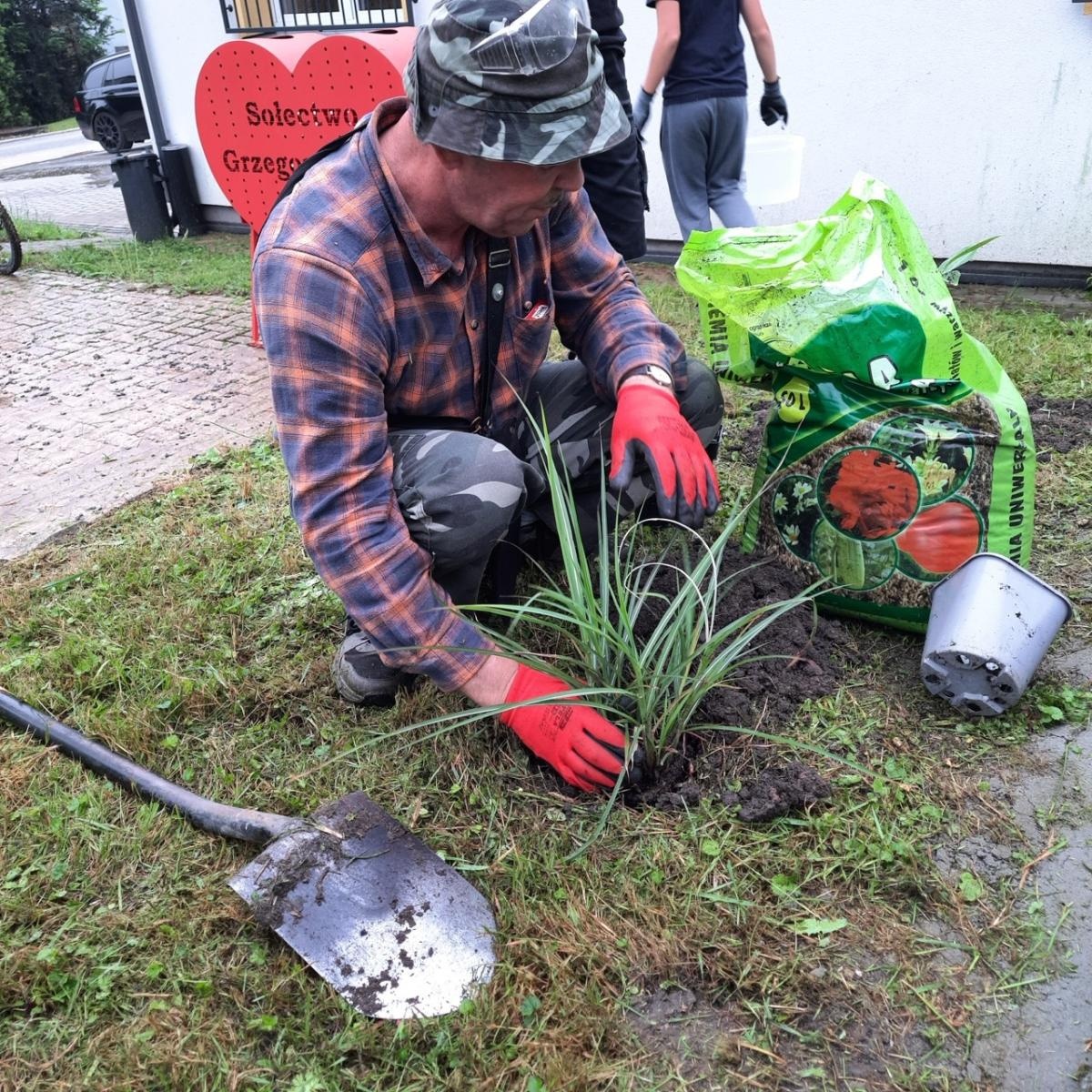 Zdjęcie w galerii na portalu naszraciborz.pl: Krzyż pokutny z Grzegorzowic już w nowym miejscu wiadomości z regionu