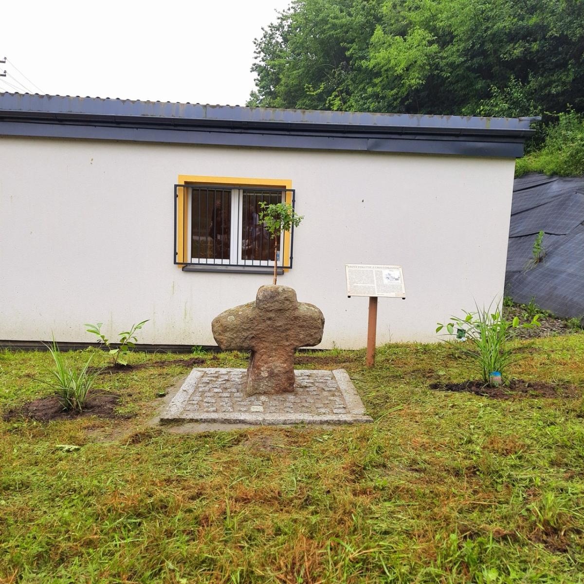 Zdjęcie w galerii na portalu naszraciborz.pl: Krzyż pokutny z Grzegorzowic już w nowym miejscu wiadomości z regionu