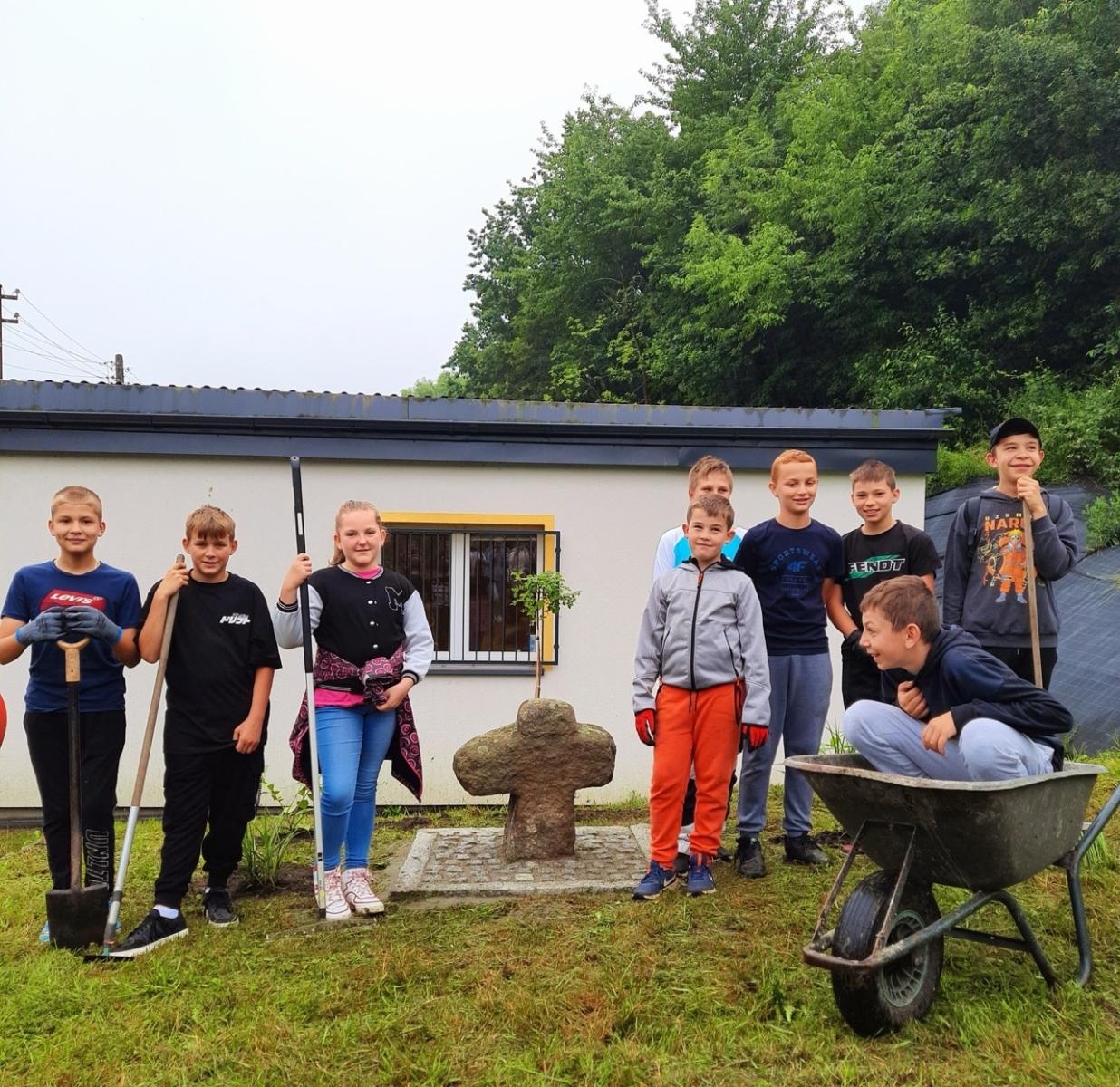 Zdjęcie w galerii na portalu naszraciborz.pl: Krzyż pokutny z Grzegorzowic już w nowym miejscu wiadomości z regionu