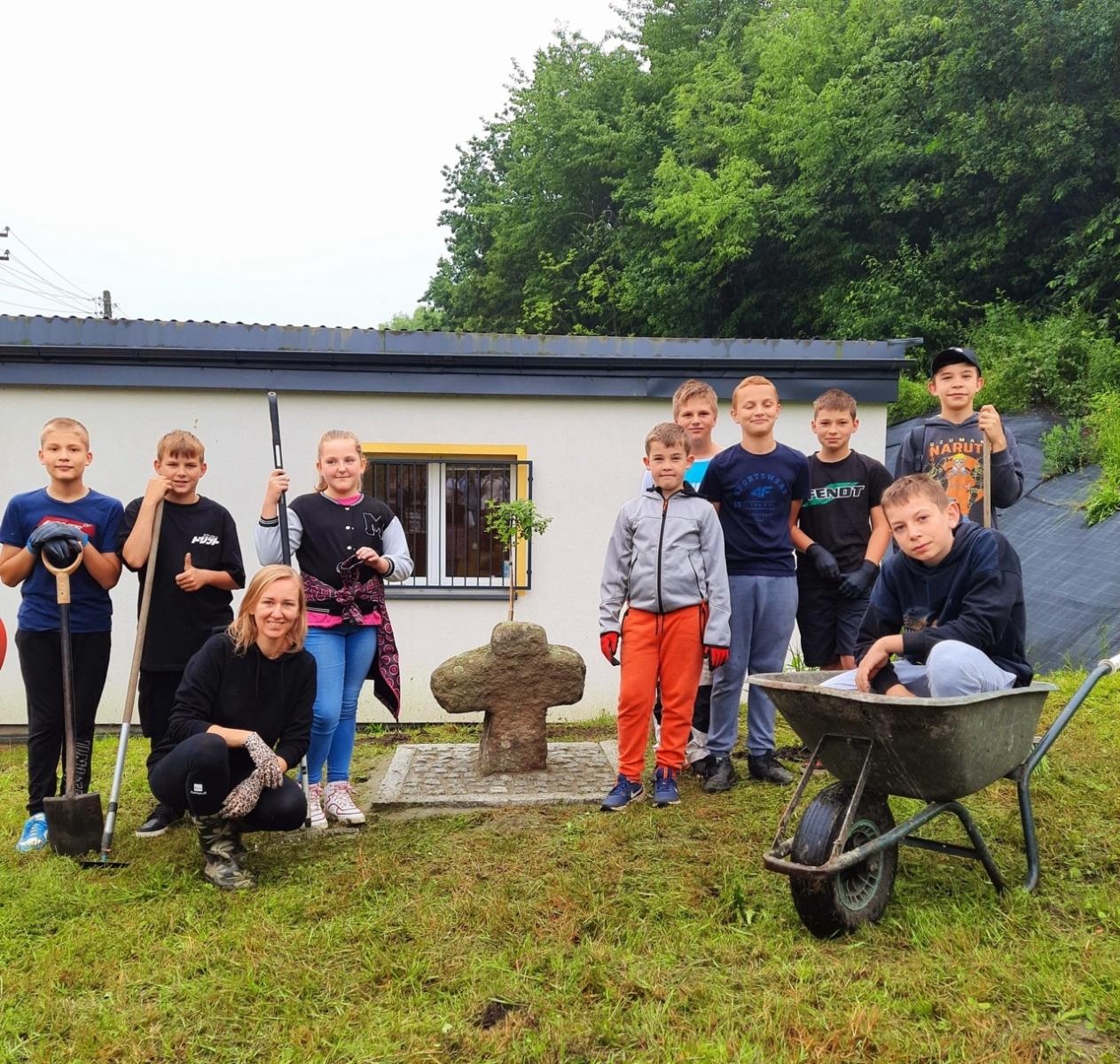 Zdjęcie w galerii na portalu naszraciborz.pl: Krzyż pokutny z Grzegorzowic już w nowym miejscu wiadomości z regionu