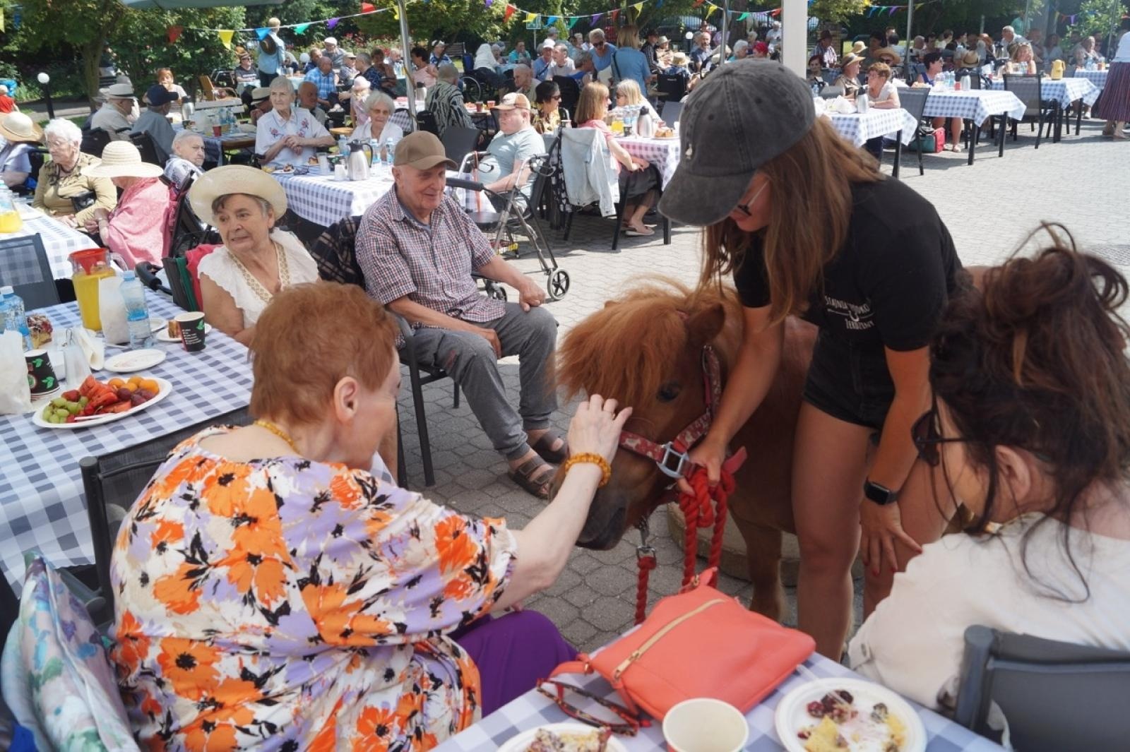 Zdjęcie w galerii na portalu naszraciborz.pl: Festyn Rodzinny w Domu Pomocy Społecznej Złota Jesień wiadomości z regionu