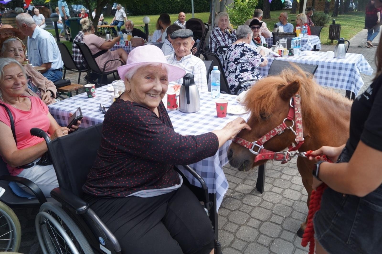Zdjęcie w galerii na portalu naszraciborz.pl: Festyn Rodzinny w Domu Pomocy Społecznej Złota Jesień wiadomości z regionu