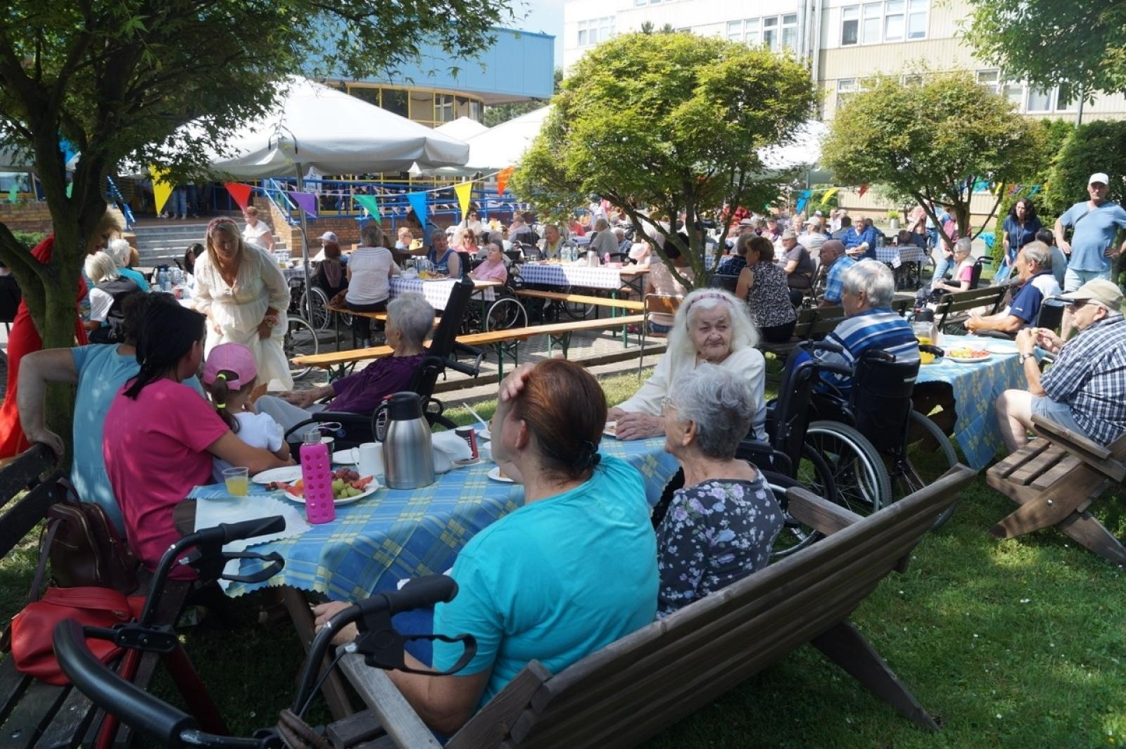 Zdjęcie w galerii na portalu naszraciborz.pl: Festyn Rodzinny w Domu Pomocy Społecznej Złota Jesień wiadomości z regionu