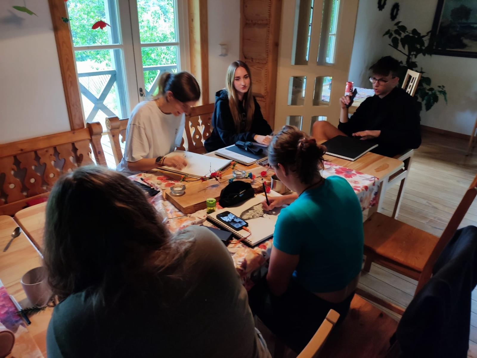 Zdjęcie w galerii na portalu naszraciborz.pl: Studenci Architektury ponownie na warsztatach ArchitEKO w Juchowie wiadomości z regionu