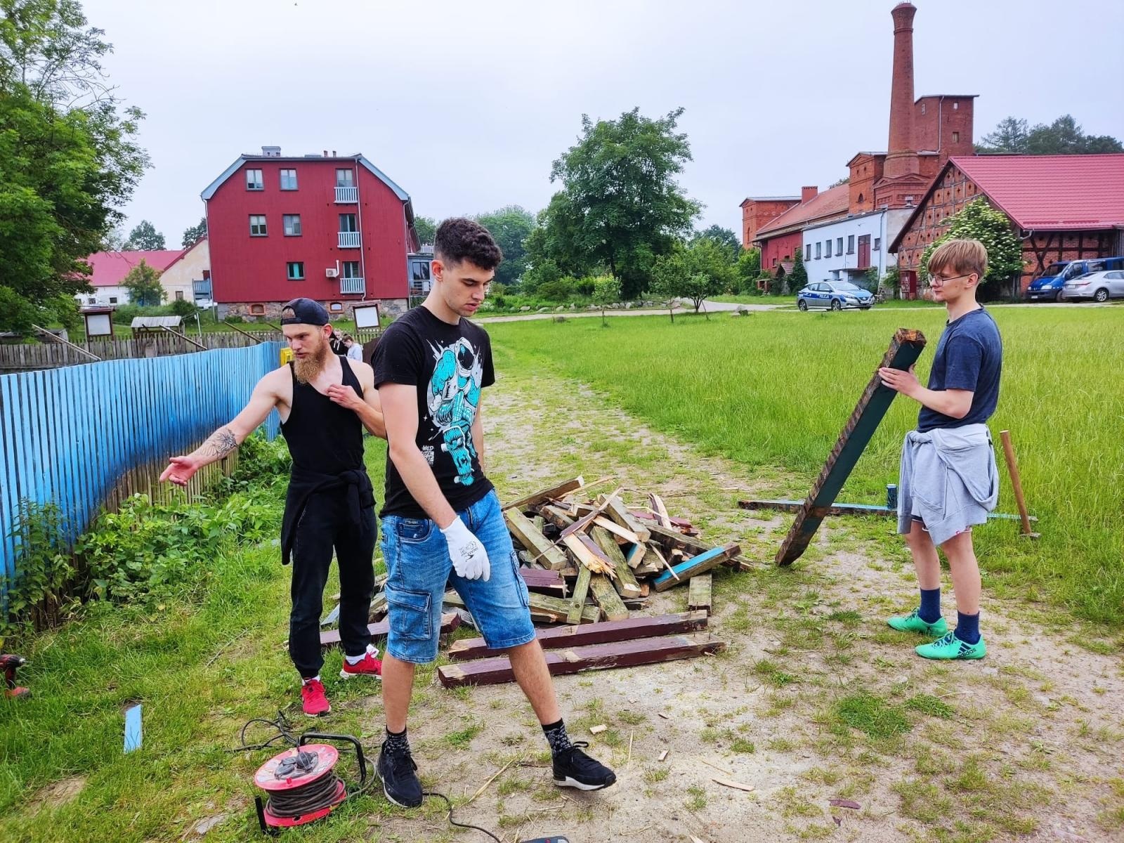 Zdjęcie w galerii na portalu naszraciborz.pl: Studenci Architektury ponownie na warsztatach ArchitEKO w Juchowie wiadomości z regionu