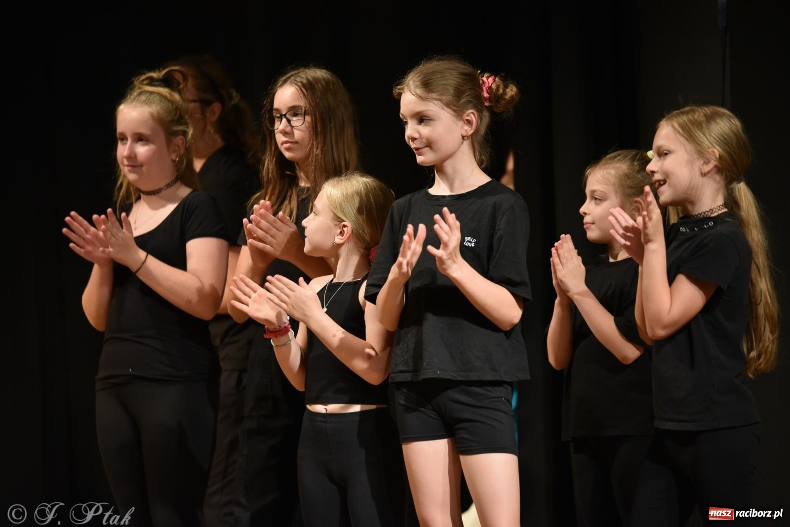 Zdjęcie w galerii na portalu naszraciborz.pl: Czwarta ściana, czyli Wieczór Premier w MDK-u wiadomości z regionu