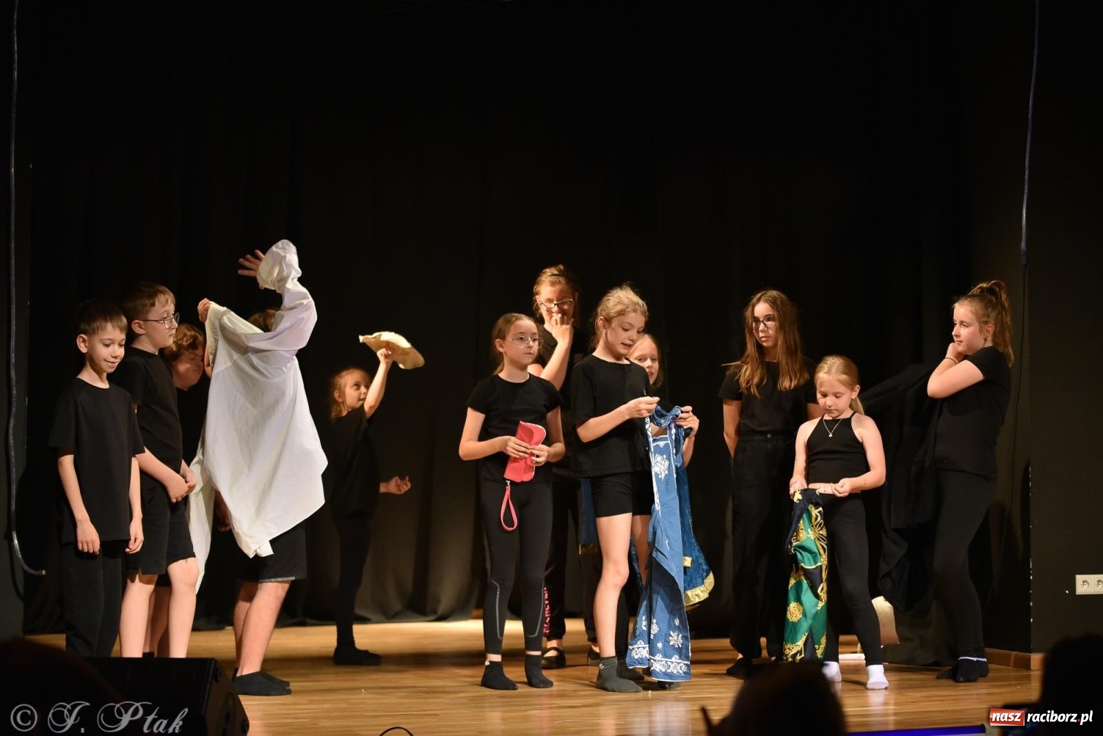 Zdjęcie w galerii na portalu naszraciborz.pl: Czwarta ściana, czyli Wieczór Premier w MDK-u wiadomości z regionu