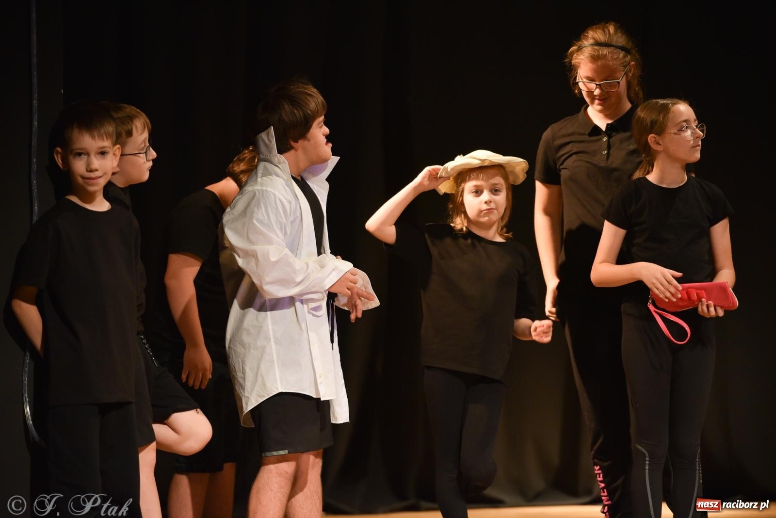 Zdjęcie w galerii na portalu naszraciborz.pl: Czwarta ściana, czyli Wieczór Premier w MDK-u wiadomości z regionu