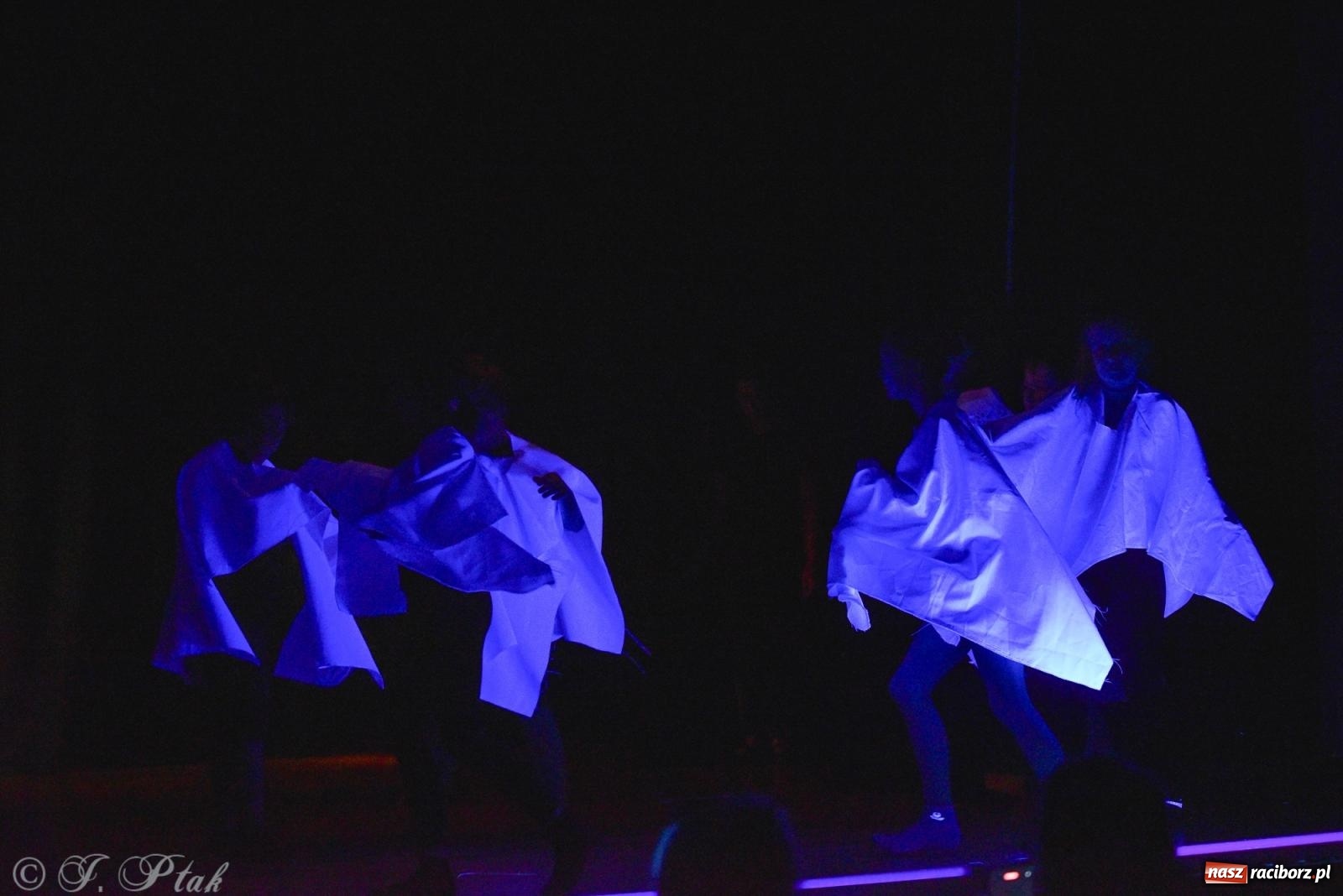 Zdjęcie w galerii na portalu naszraciborz.pl: Czwarta ściana, czyli Wieczór Premier w MDK-u wiadomości z regionu