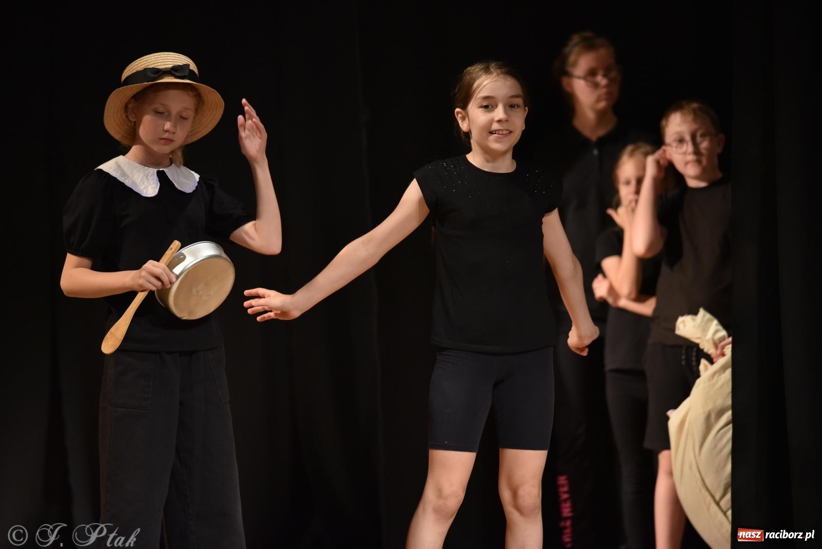 Zdjęcie w galerii na portalu naszraciborz.pl: Czwarta ściana, czyli Wieczór Premier w MDK-u wiadomości z regionu