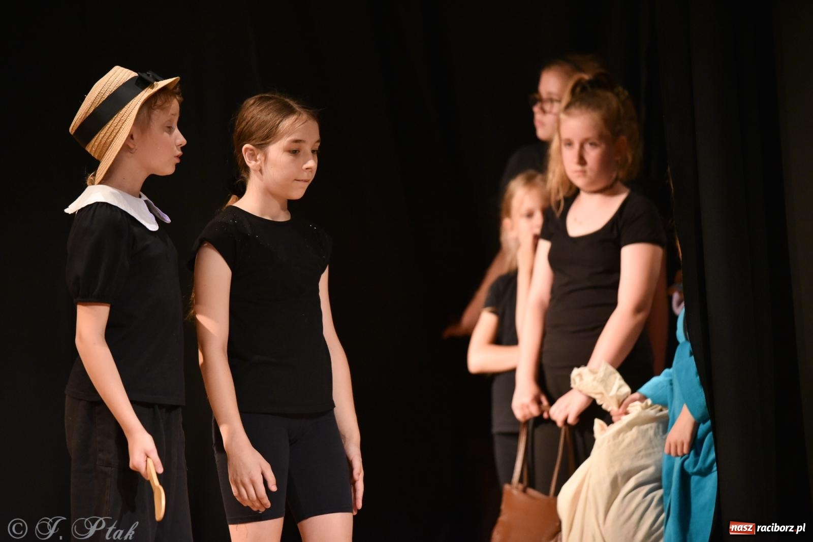 Zdjęcie w galerii na portalu naszraciborz.pl: Czwarta ściana, czyli Wieczór Premier w MDK-u wiadomości z regionu