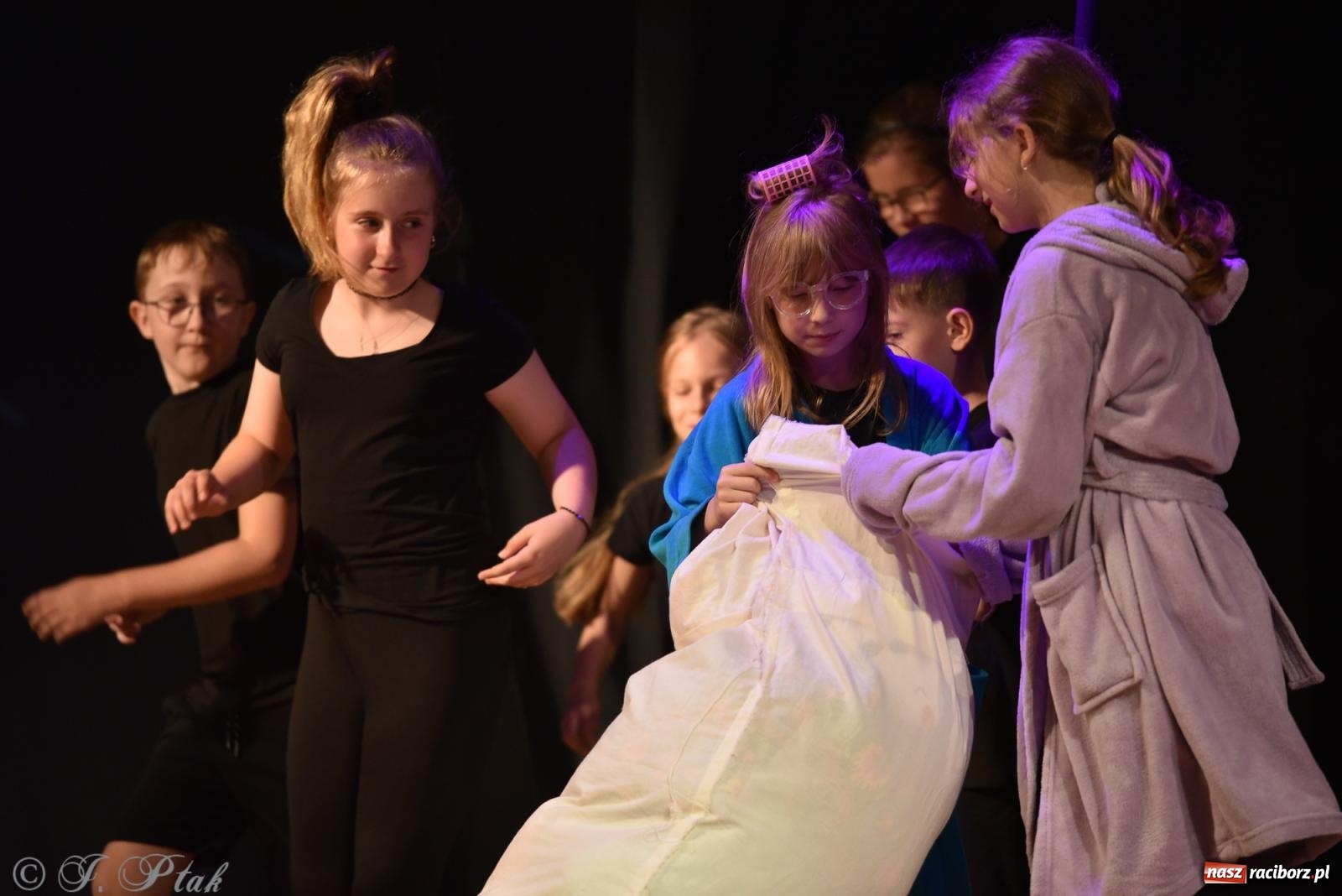 Zdjęcie w galerii na portalu naszraciborz.pl: Czwarta ściana, czyli Wieczór Premier w MDK-u wiadomości z regionu